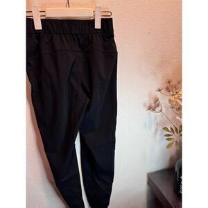 Lululemon On the‎ Fly Jogger *Luxtreme Black Size 2 Athleisure Travel Pants